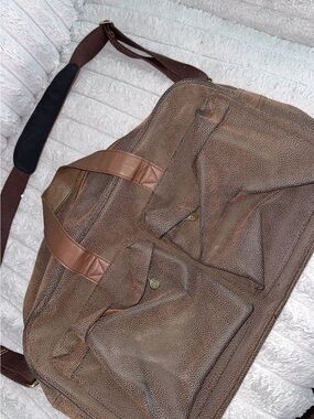 Classic Brown Leather Weekender Bag with Adjustable Shoulder Strap